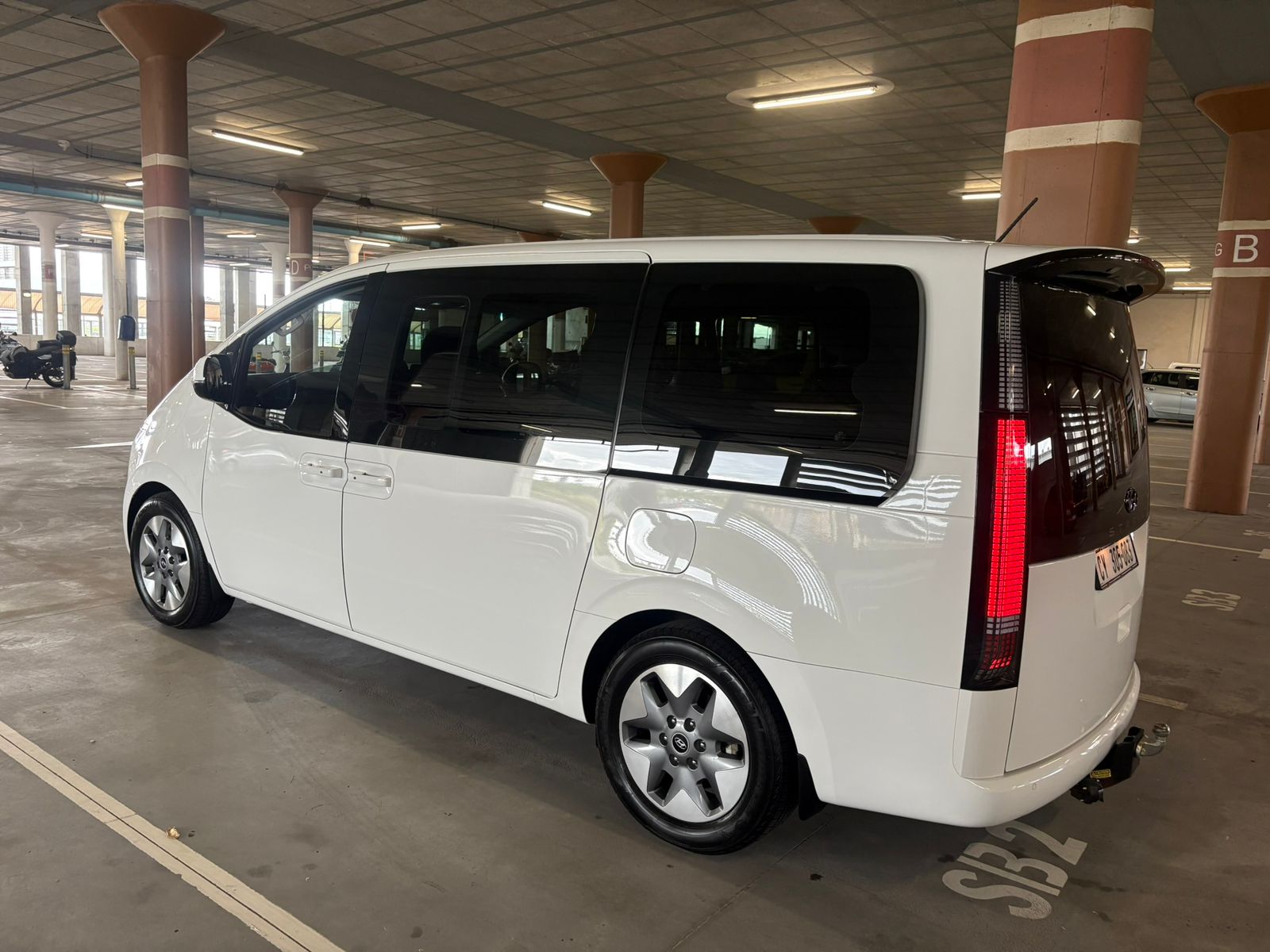 Honda Staria side view showing sleek design and large windows
